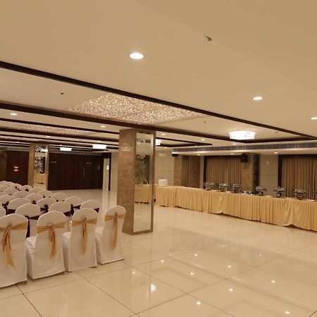 Sri Sri Sri Hotel Khammam Экстерьер фото