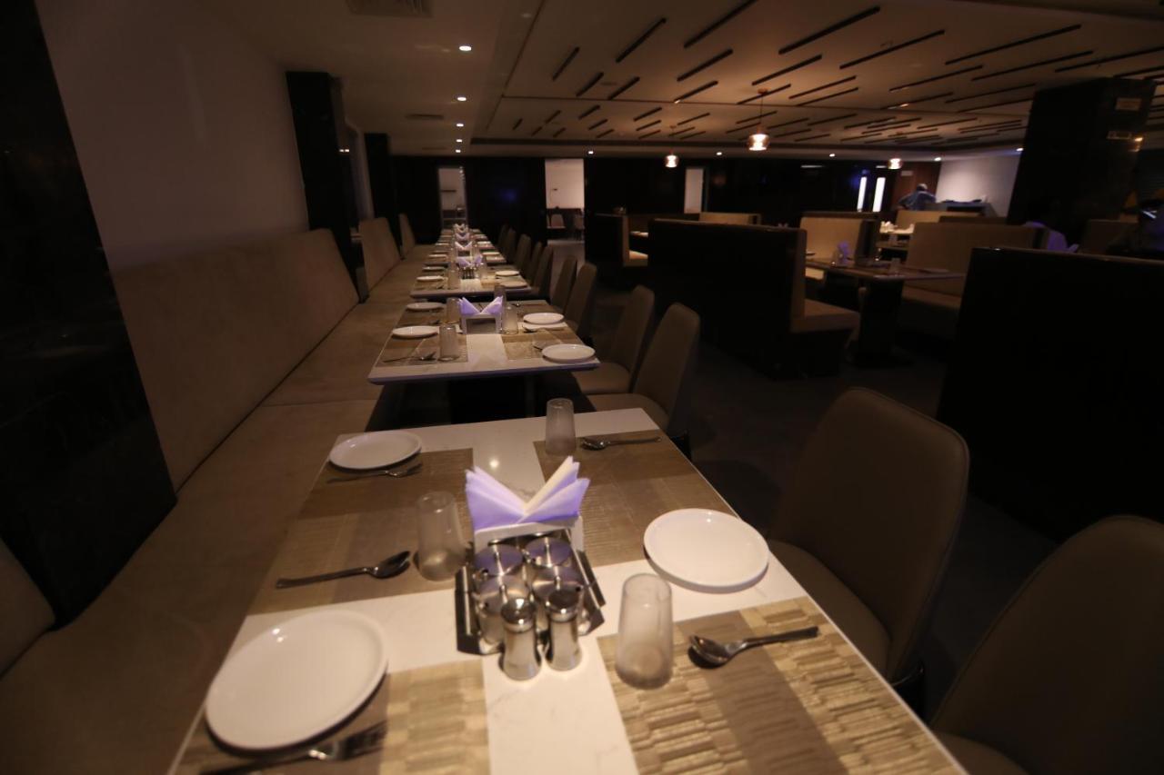 Sri Sri Sri Hotel Khammam Экстерьер фото