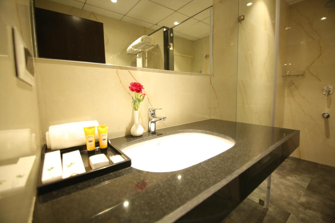 Sri Sri Sri Hotel Khammam Экстерьер фото