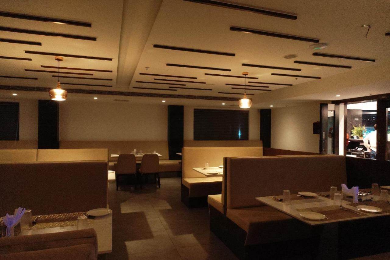 Sri Sri Sri Hotel Khammam Экстерьер фото