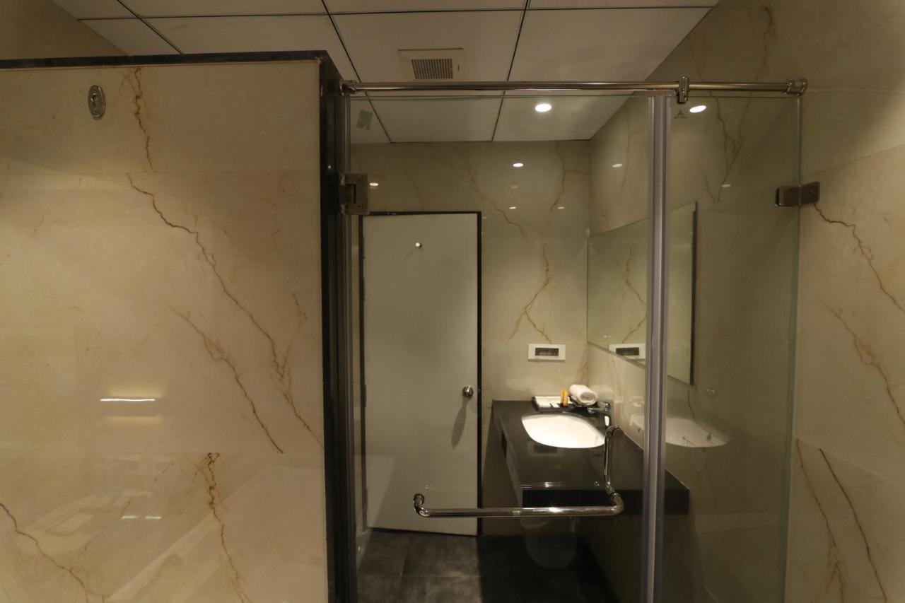 Sri Sri Sri Hotel Khammam Экстерьер фото