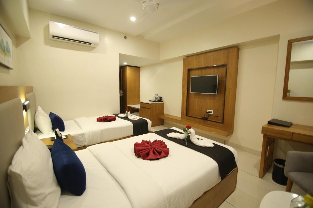 Sri Sri Sri Hotel Khammam Экстерьер фото