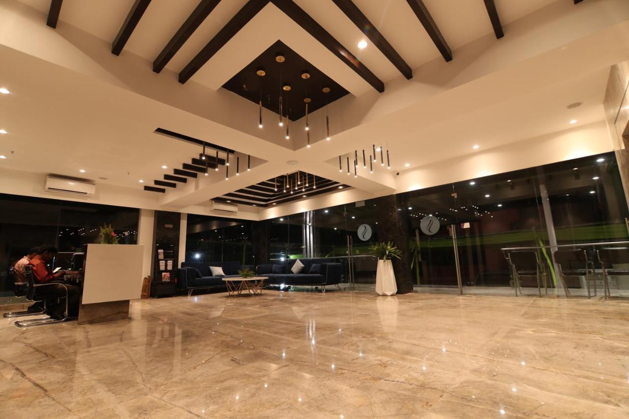 Sri Sri Sri Hotel Khammam Экстерьер фото