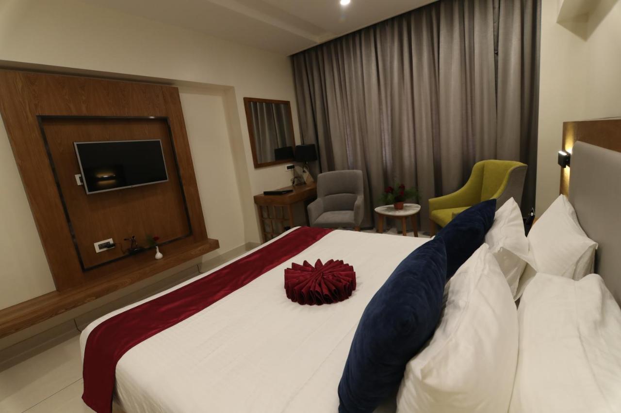 Sri Sri Sri Hotel Khammam Экстерьер фото