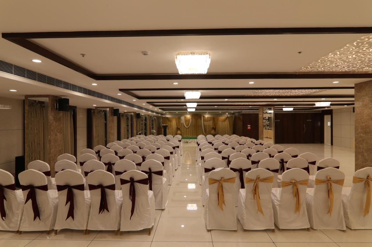 Sri Sri Sri Hotel Khammam Экстерьер фото