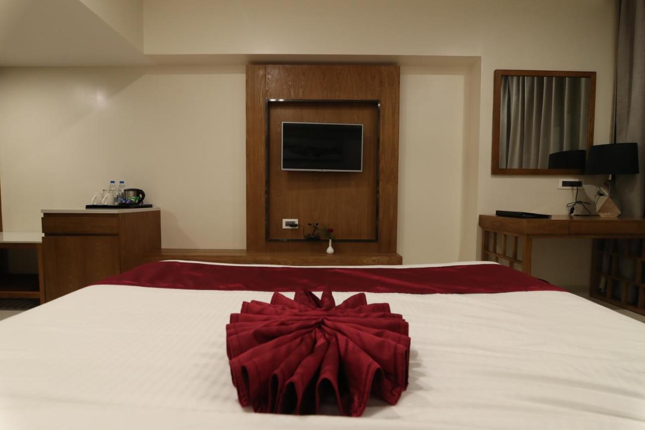 Sri Sri Sri Hotel Khammam Экстерьер фото