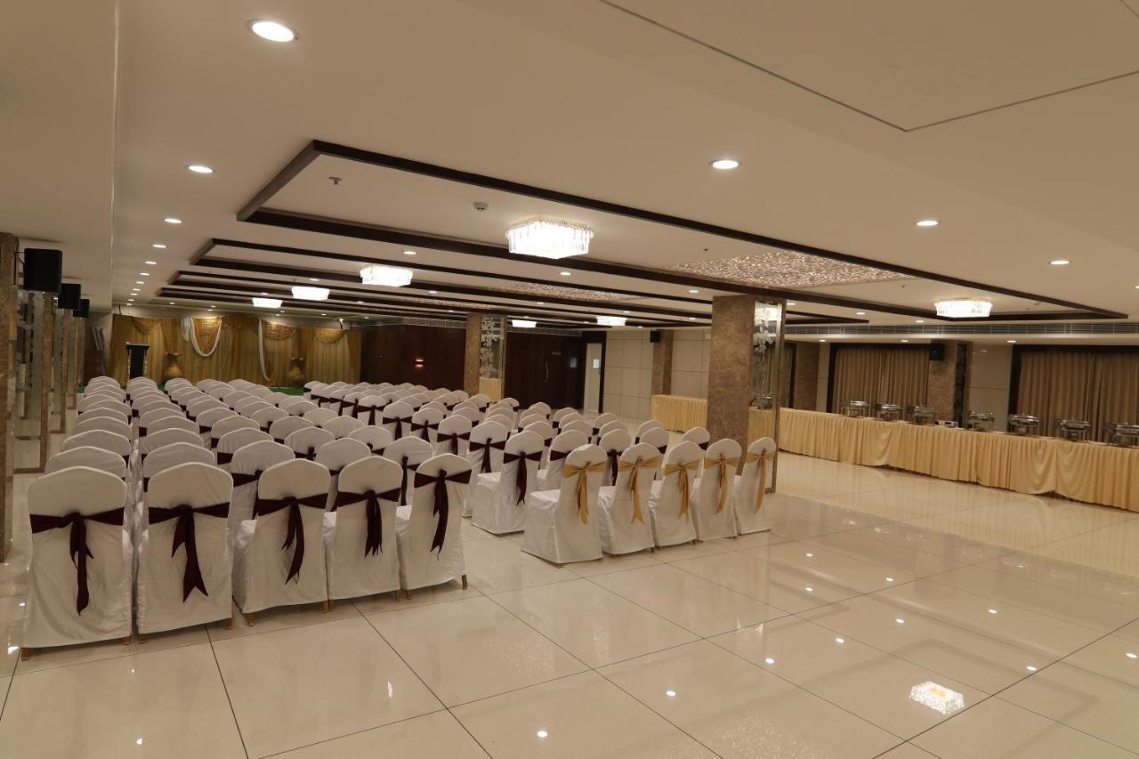 Sri Sri Sri Hotel Khammam Экстерьер фото