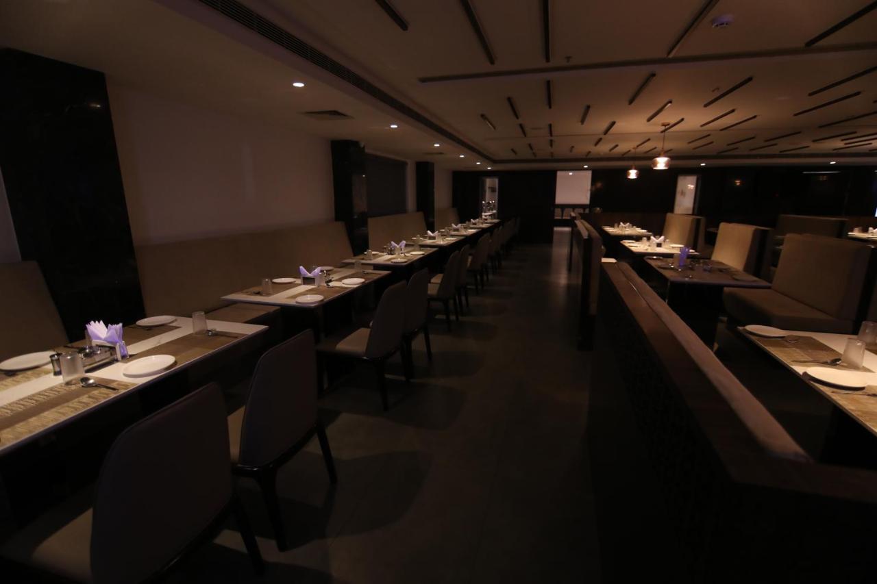 Sri Sri Sri Hotel Khammam Экстерьер фото