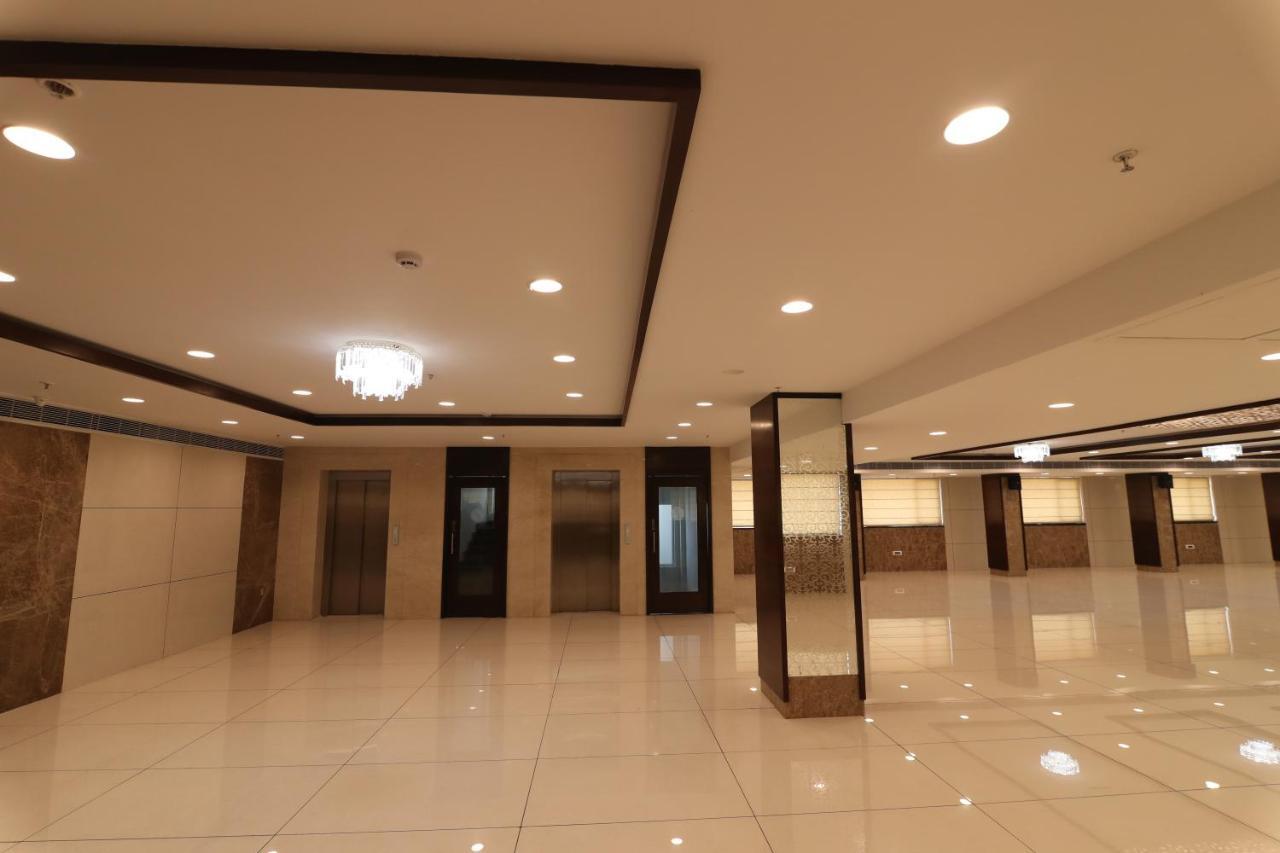 Sri Sri Sri Hotel Khammam Экстерьер фото