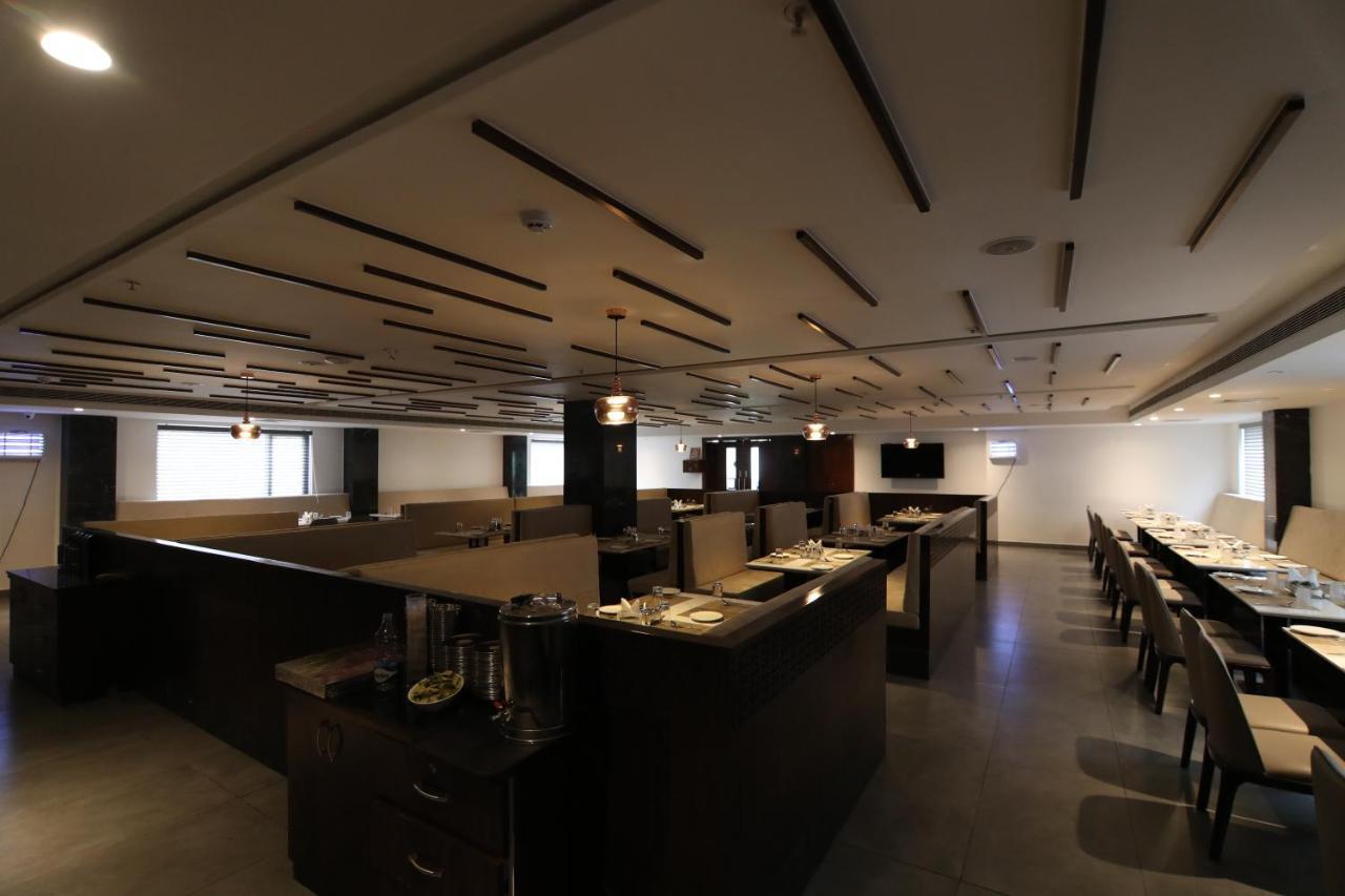 Sri Sri Sri Hotel Khammam Экстерьер фото