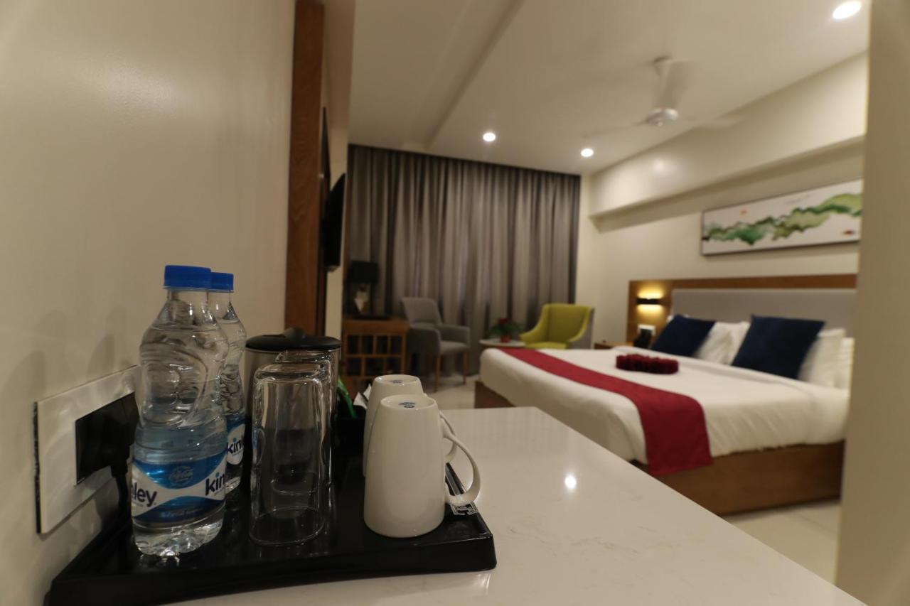 Sri Sri Sri Hotel Khammam Экстерьер фото