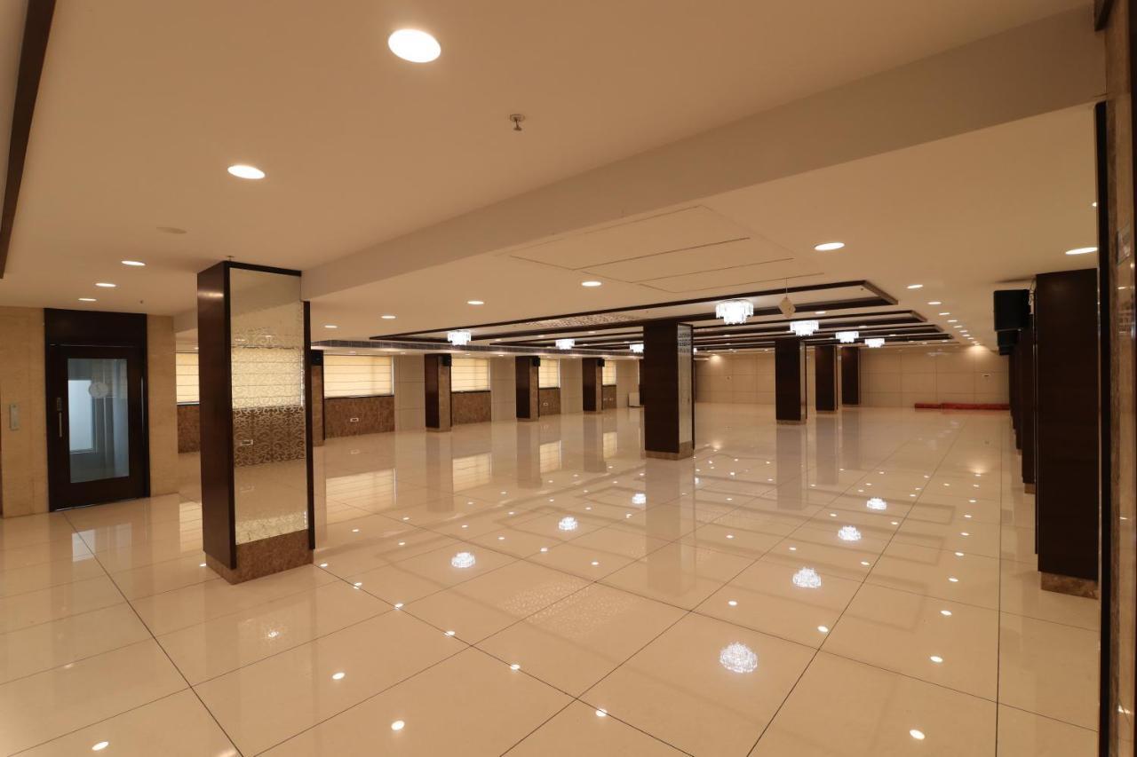 Sri Sri Sri Hotel Khammam Экстерьер фото