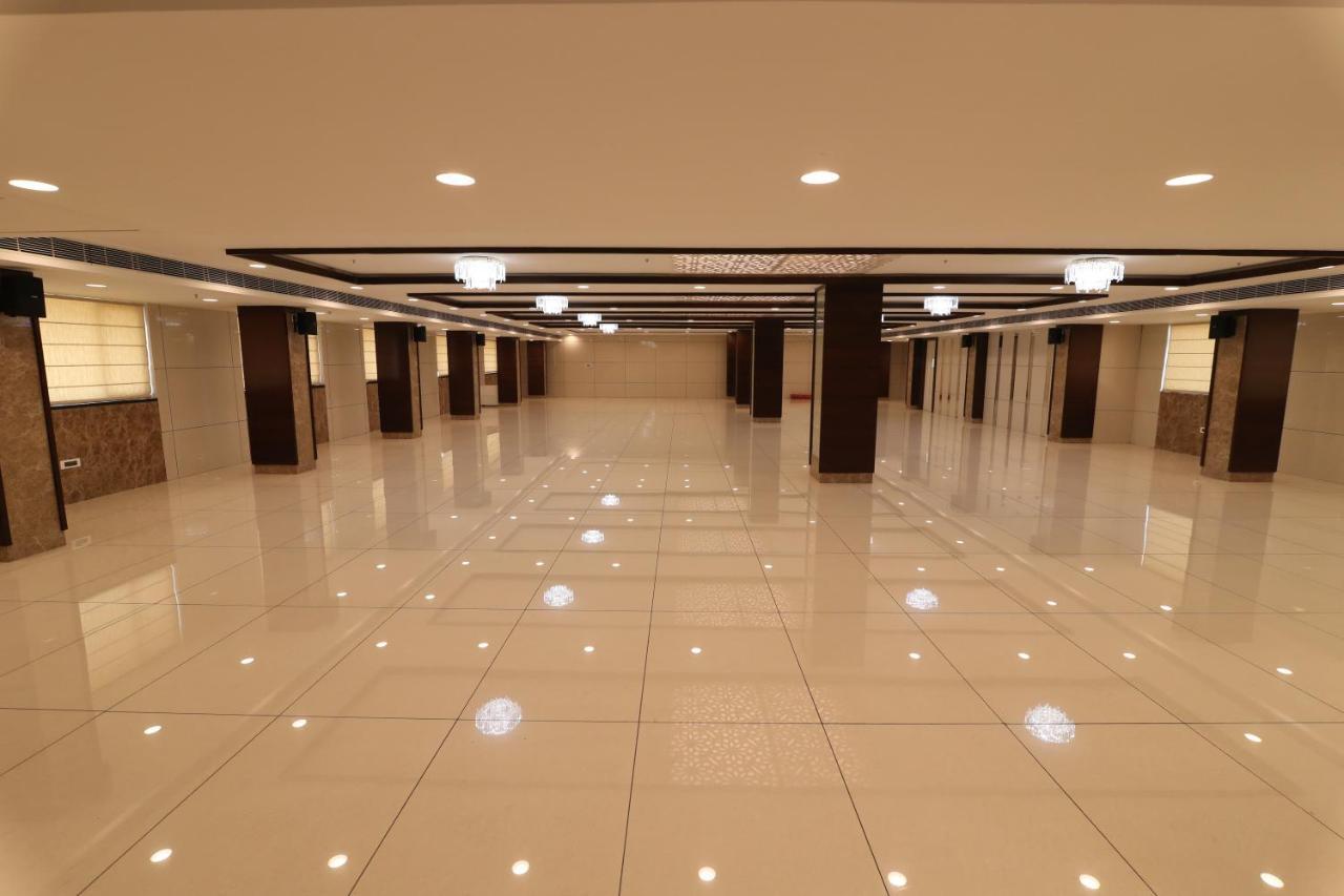 Sri Sri Sri Hotel Khammam Экстерьер фото