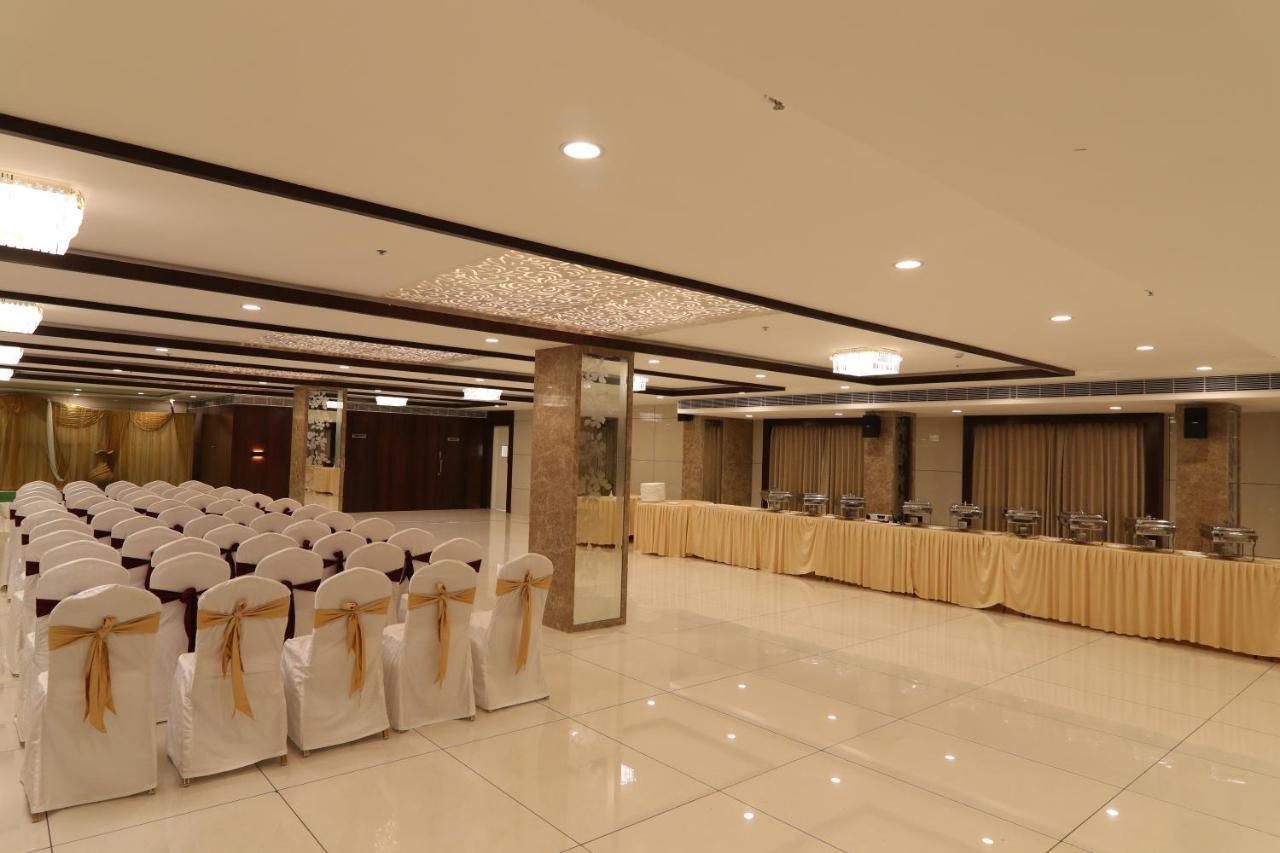 Sri Sri Sri Hotel Khammam Экстерьер фото