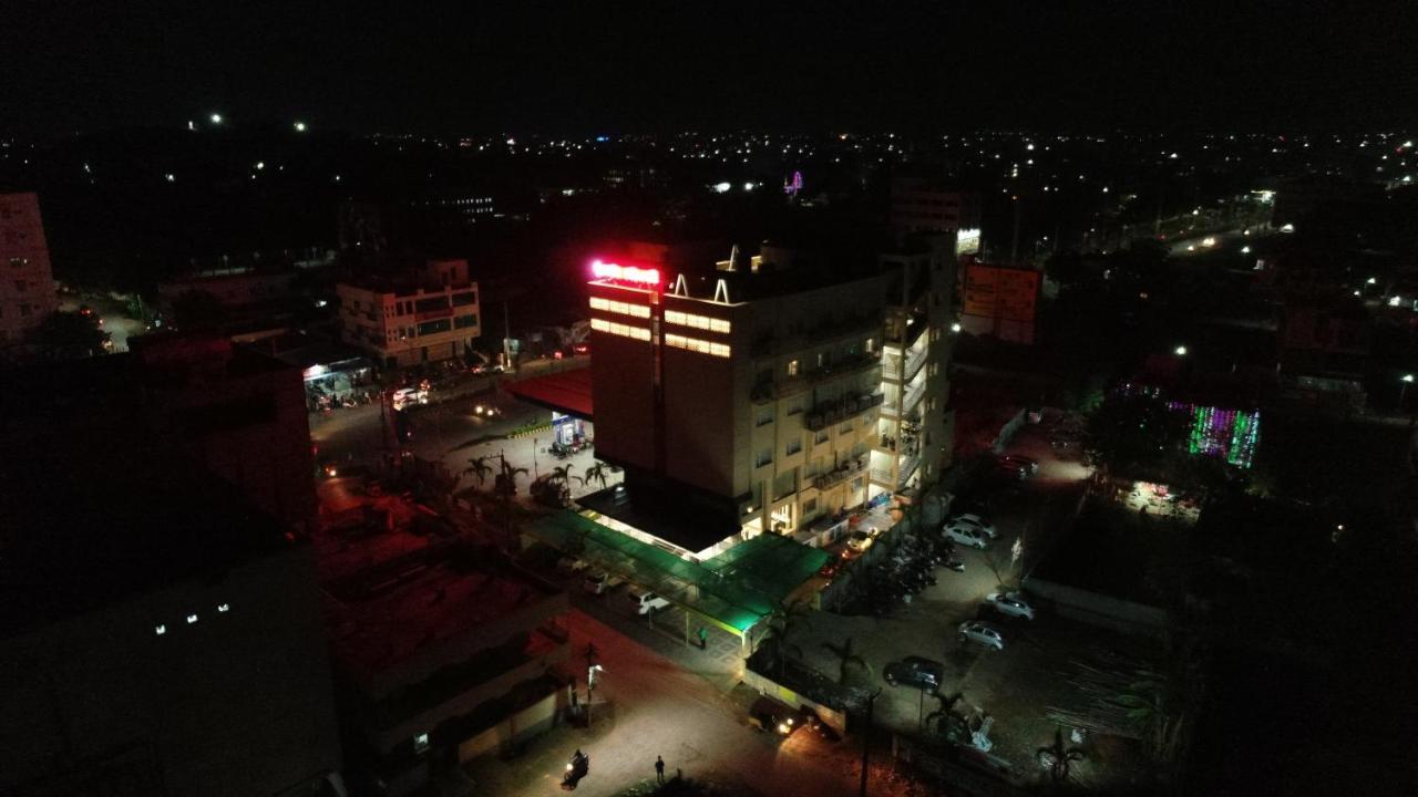 Sri Sri Sri Hotel Khammam Экстерьер фото
